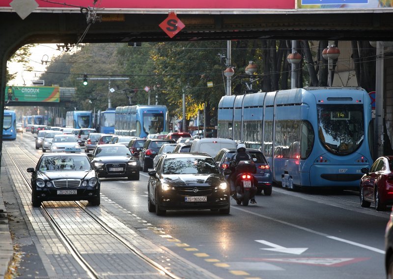 Kamion potrgao tramvajske žice, zastoj u Savskoj