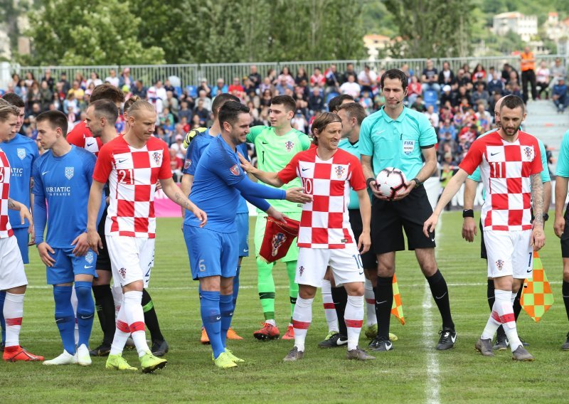 Praznik nogometa u Omišu; hrvatska reprezentacija uvjerljiva, ali najvažnije od svega da je srdačno dočekana