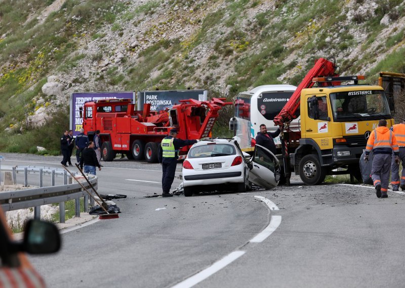 U sudaru autobusa i automobila jedna osoba poginula