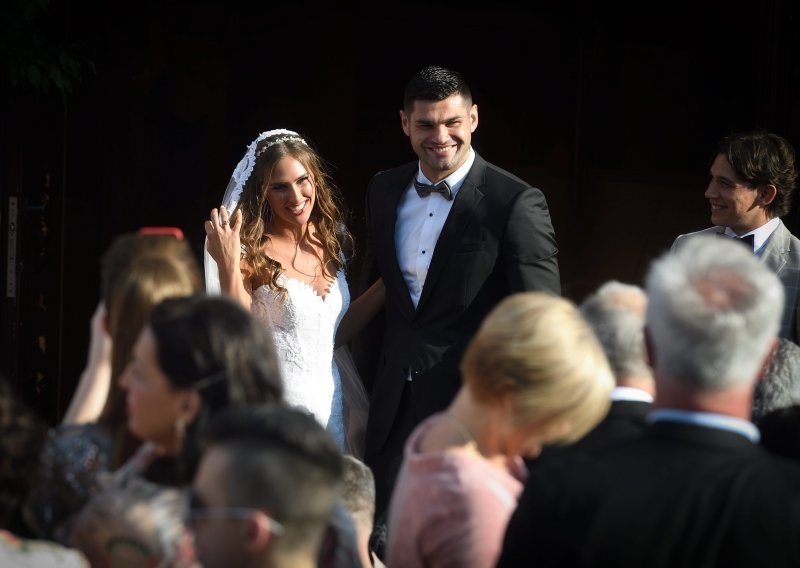 [FOTO/VIDEO] Boksač Filip Hrgović oženio je dugogodišnju djevojku Marinelu Čaja