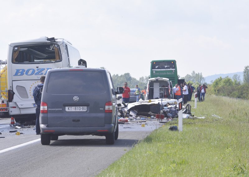 U sudaru kamiona i autobusa jedna osoba izgubila život