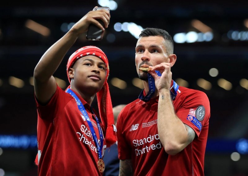 Dejan Lovren postao vlasnik zlatnog iPhonea vrijednog čak 40 tisuća kuna pa otišao na godišnji odmor