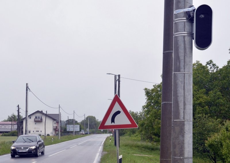 Snimaju šest traka, automatski čitaju tablice: Po Hrvatskoj krenulo postavljanje novih prometnih kamera