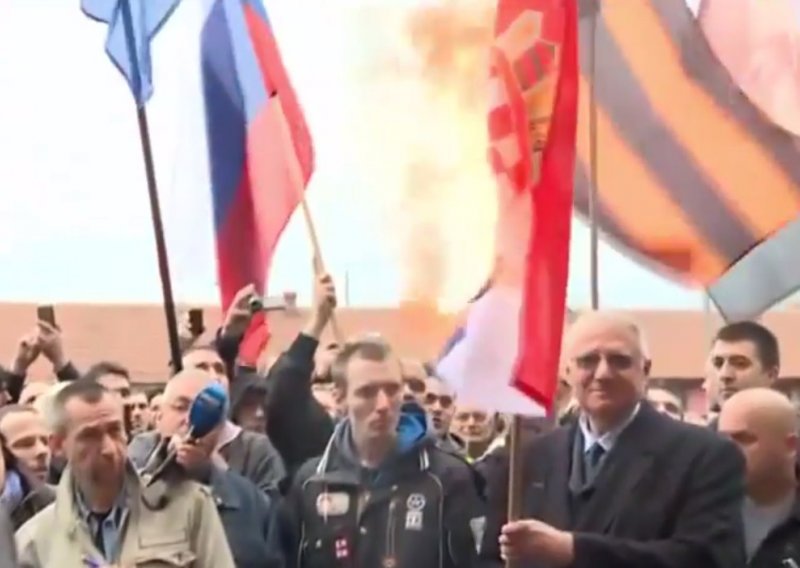 Šešelj u Beogradu zapalio hrvatsku zastavu