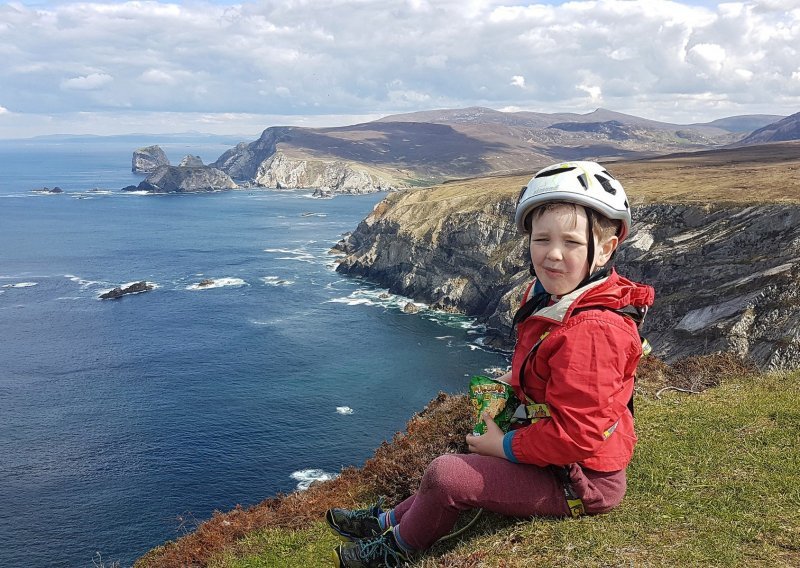 Ovaj petogodišnjak popeo se na jednu od najstrašnijih irskih litica