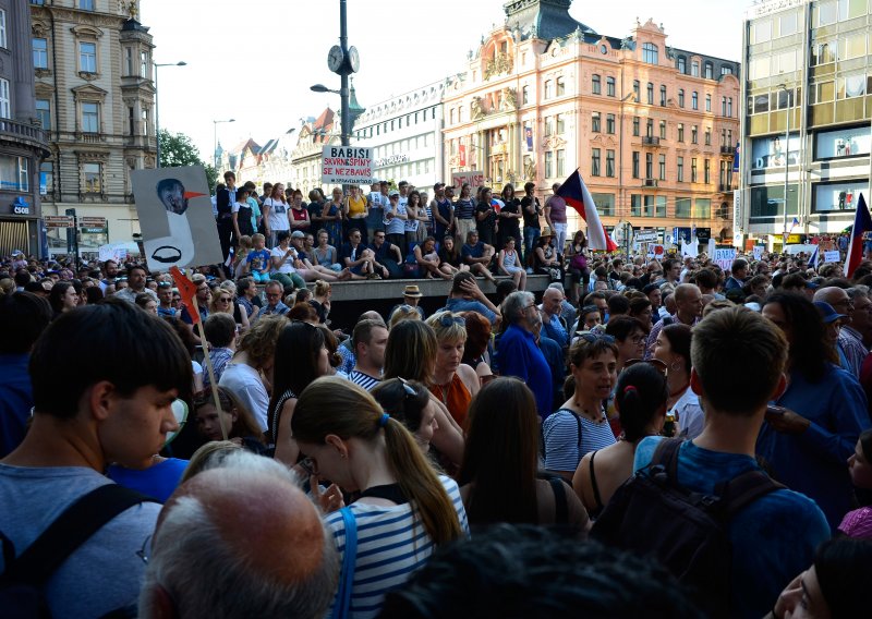 Oko 120 tisuća ljudi izašlo na ulice Praga tražeći ostavku premijera Babiša