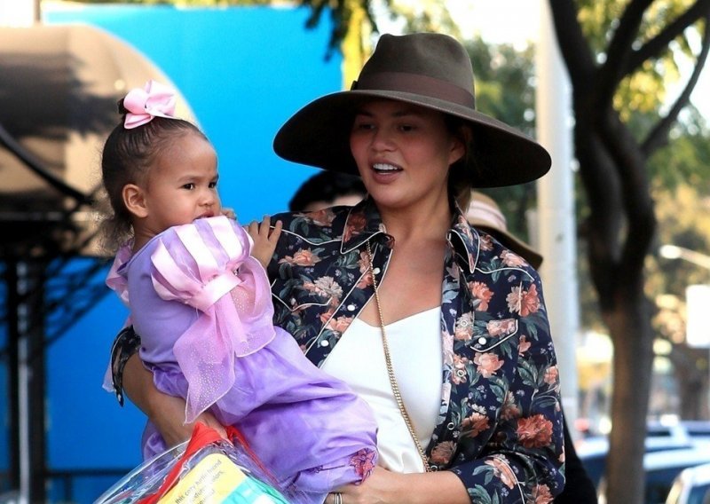 Preslatka kćerkica Chrissy Teigen i Johna Legenda oduševila borbom za slatkiše