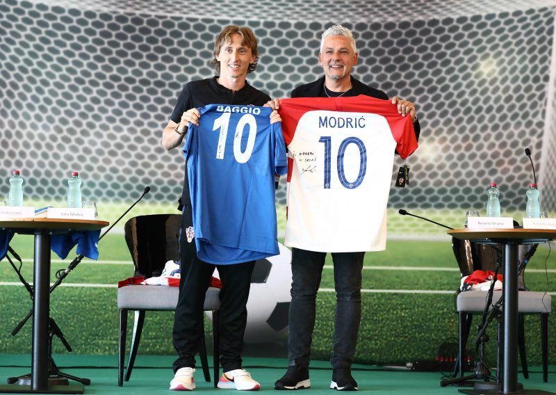 Luka Modrić i Roberto Baggio razmijenili dresove na predstavljanju nogometnog kampa