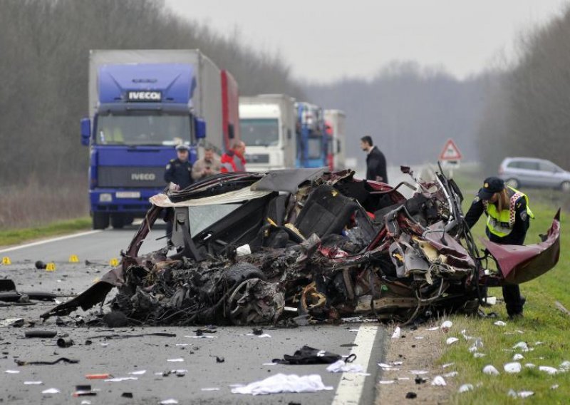 Stravičan sudar kamiona i auta na cesti Vinkovci-Županja