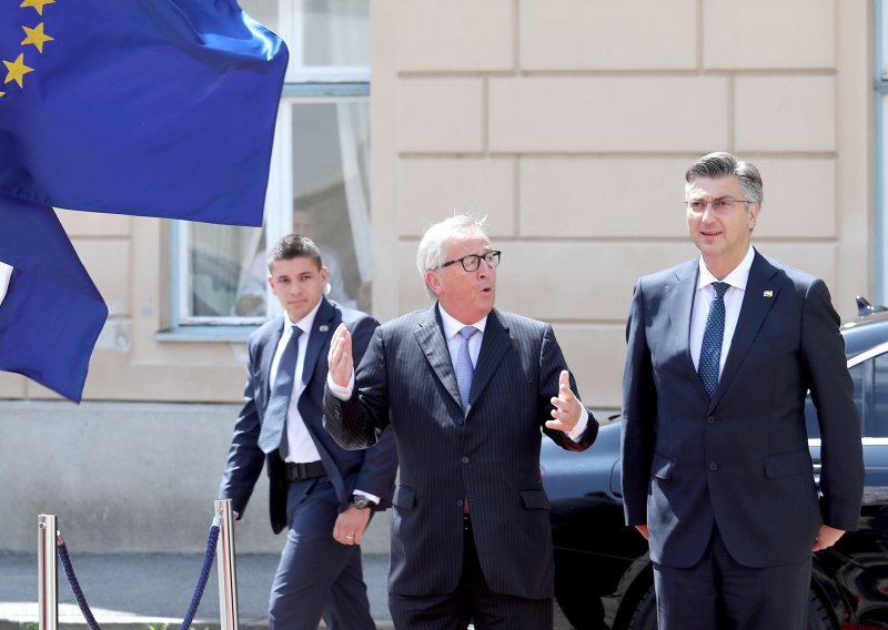 [VIDEO/FOTO] Za Junckera ispred Vlade crveni tepih, dočekali ga Plenković i ministri