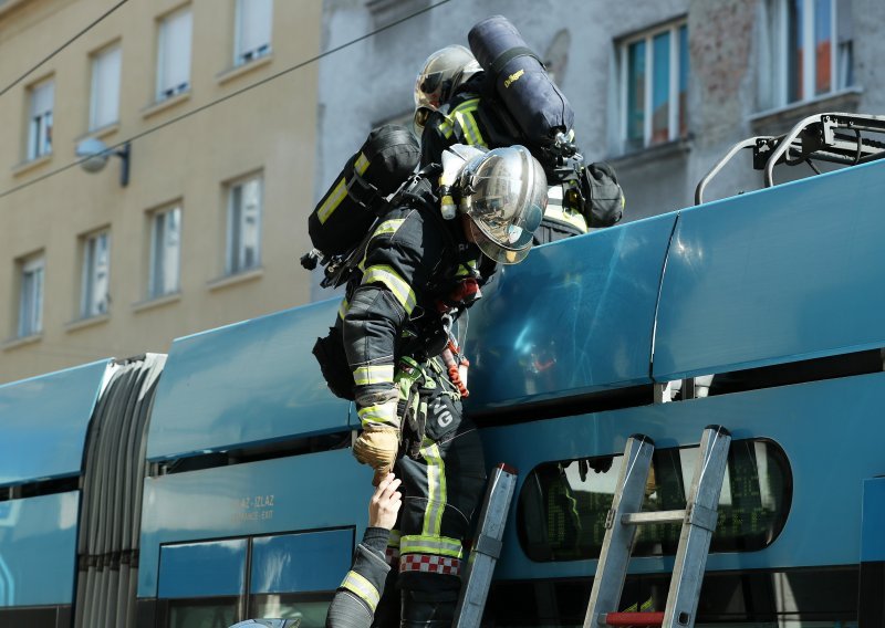 [FOTO] Zapalio se tramvaj u Zagrebu, vatrogasci munjevito reagirali