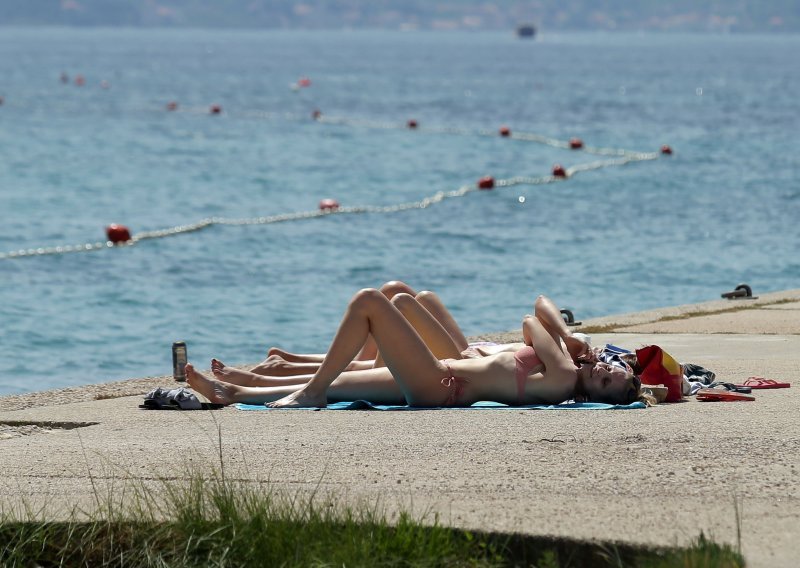 Onečišćeno more na plaži Donje Čelo na otoku Koločepu kod Dubrovnika