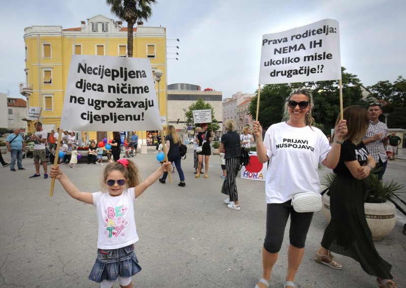 Cirkus u Splitu: Protivnik cijepljenja pozvao na vjerovanje instinktu umjesto u medicinu, Pernar se i dalje kune u vitamin C