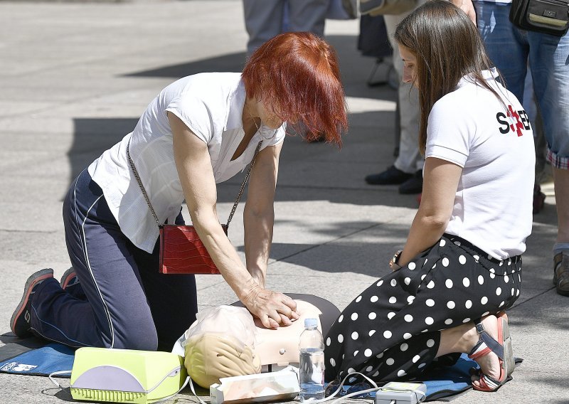 Zagrepčani na Cvjetnom trgu vježbali oživljavanje, pogledajte kako je to izgledalo