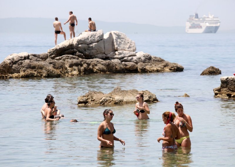 Prva prava ljetna nedjelja napunila plaže u Splitu, Rijeci, Zadru, Šibeniku i Vodicama. Znate li koga od ovih sretnika?