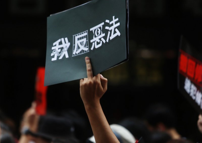 Najveći prosvjed u Hong Kongu završio sukobom policije i studenata