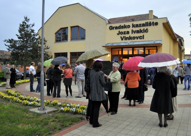 Vinkovci: Premijerno izvedena 'Ljubaf' Murraya Schisgala