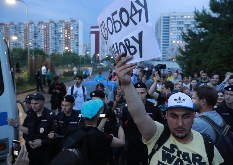 Ruska policija privela najmanje 400 osoba, uključujući Alekseja Navaljnog