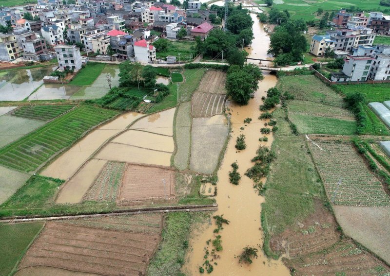 U poplavama u Kini poginulo najmanje pet osoba
