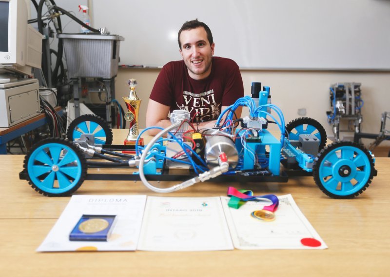 Mladi inovator Šime Grbić izumio je vozilo pogonjeno pneumatskim mišićima. Nagrade stižu sa svih strana