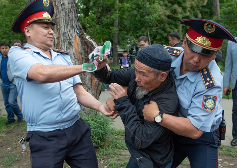 Stotine uhićenih u Kazahstanu na prosvjedima protiv 'namještenih' izbora