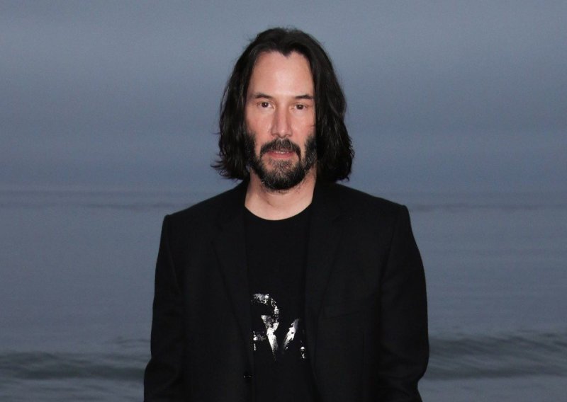 Internet je primijetio da Keanu Reeves nikad ne dodiruje žene, evo i dokaza