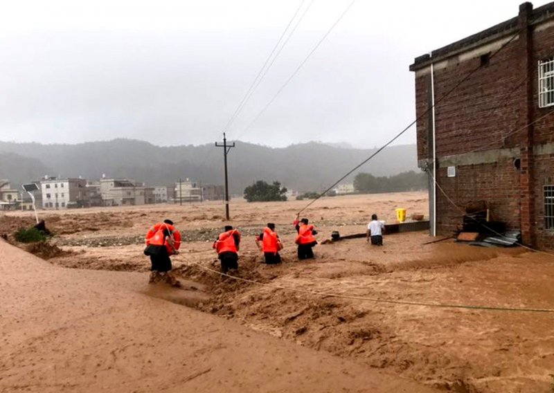 Najmanje 19 mrtvih u poplavama u Kini