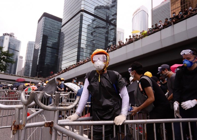 Vrije u Hong Kongu: Prosvjednici krenuli na zgradu parlamenta, policija uzvratila suzavcem i pendrecima