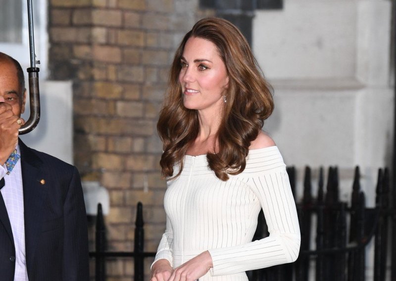 Čak ni kiša nema utjecaja na eleganciju Kate Middleton