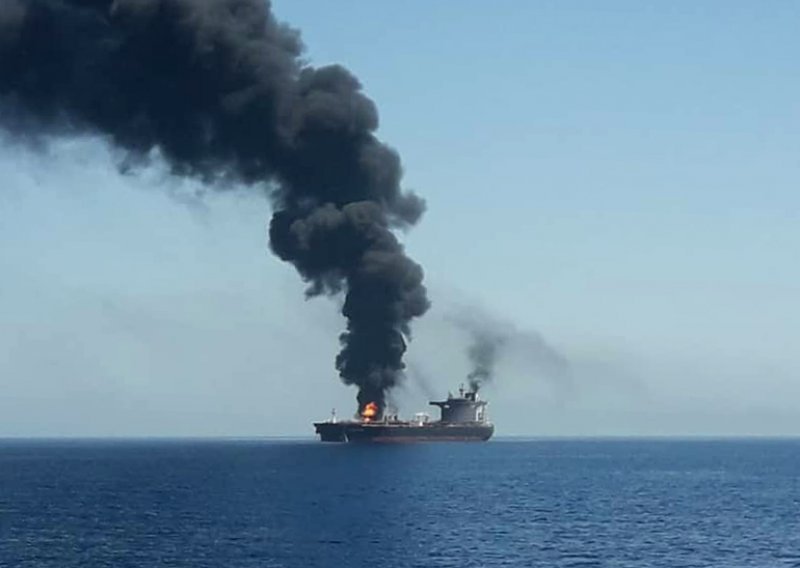Dramatično u Omanskom zaljevu: Eksplodirala dva tankera, posade evakuirane