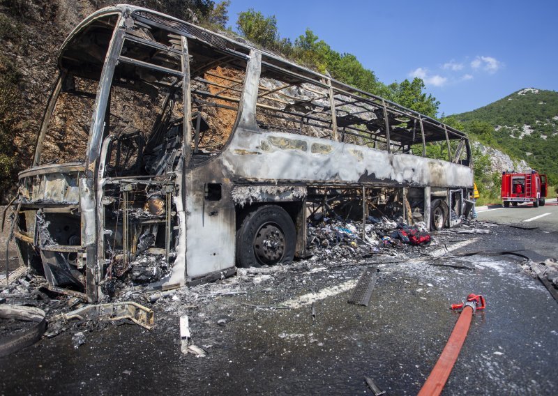 [VIDEO/FOTO] Autobus u kojemu su bili mali nogometaši iz Makarske u potpunosti izgorio, djeca se vraćaju kući