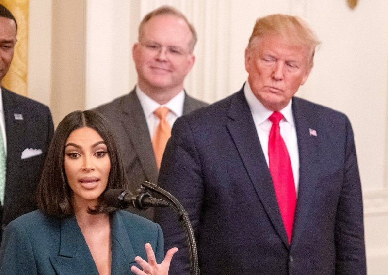 Kim Kardashian u Bijeloj kući uz predsjednika Trumpa i njegovu kćer Ivanku