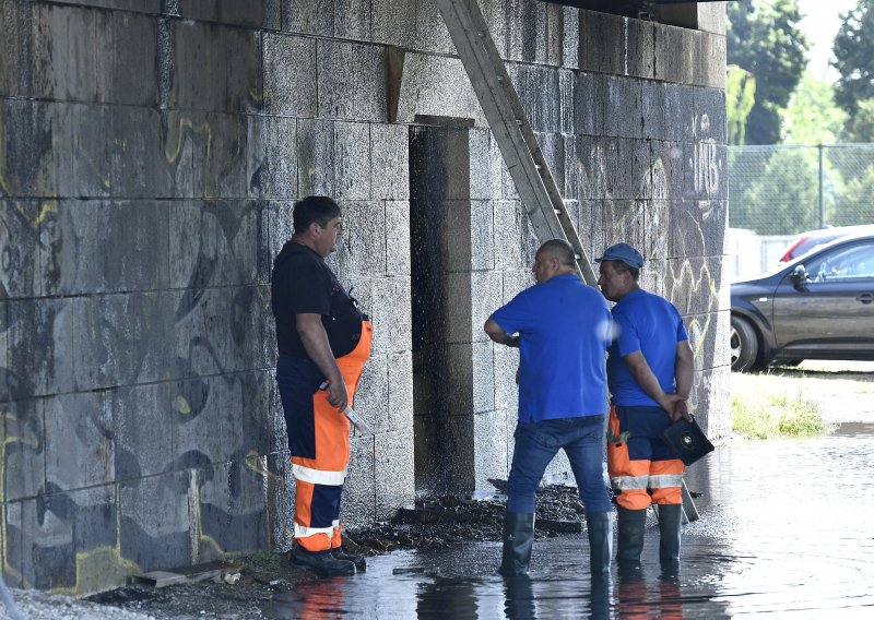 [FOTO] Zbog puknute cijevi došlo je do poplave ispod zagrebačkog Mosta slobode