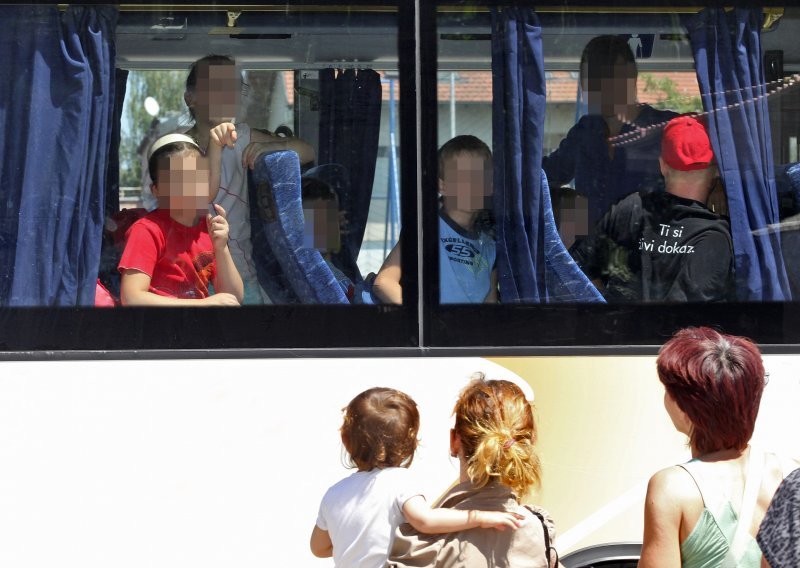 Djeca satima čekala odlazak na izlet, poslali im više neispravnih autobusa. Ravnateljica bijesna: Dakle, ovo je katastrofa!