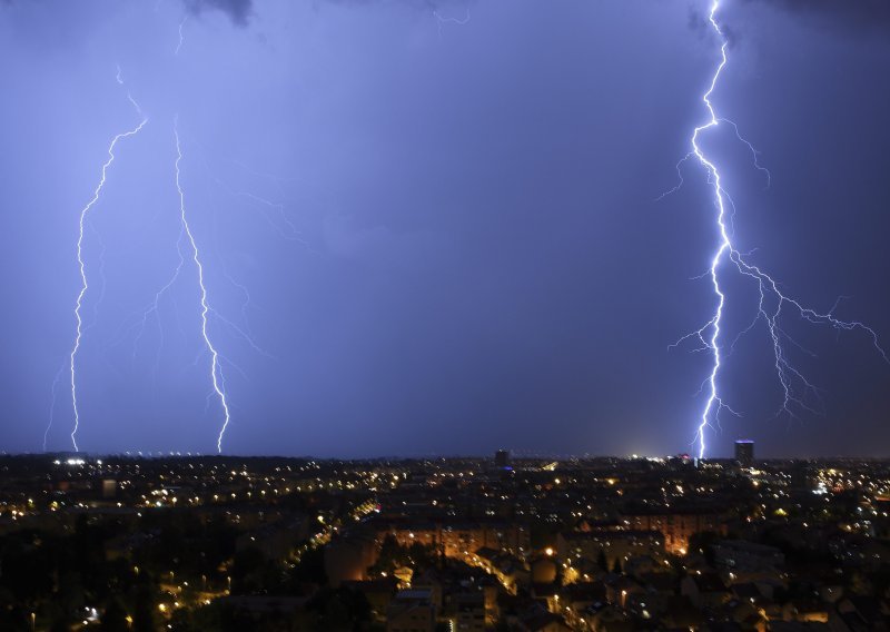 Nevrijeme s gromovima, jakom kišom i tučom pogodilo cijelu zemlju. Oprez na cesti - ima poplavljenih prometnica!