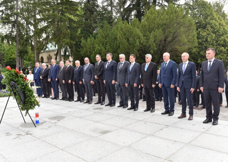 30. rođendan HDZ-a krenuo polaganjem vijenaca na Tuđmanov grob: 'Nikad nismo bili staromodni'