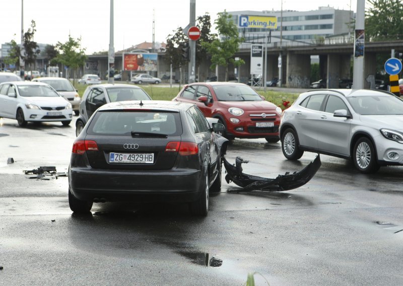 [FOTO] Dva automobila sudarila se na zagrebačkoj Branimirovoj