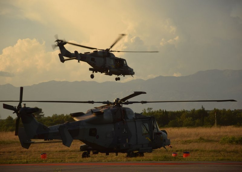 [VIDEO/FOTO] Pogledajte zračni desant iznad Udbine, brani se aerodrom