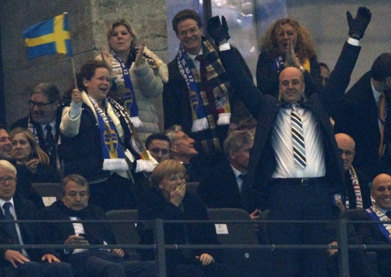 Švedski premijer 'eksplodirao' pored Merkelice