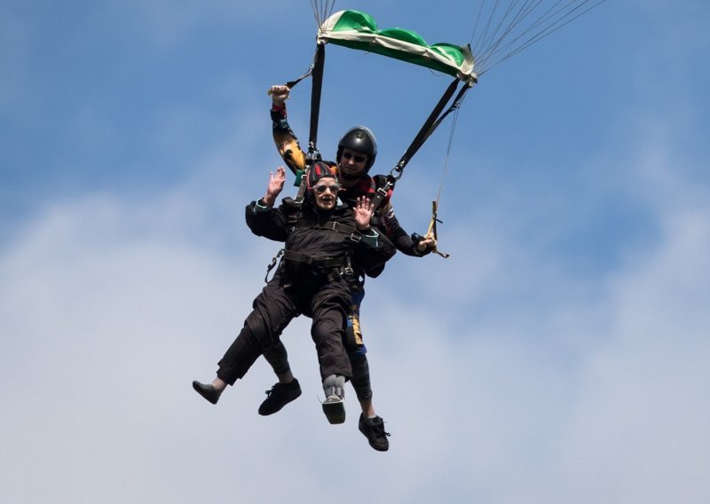 Devedesetogodišnjaci hrabro skočili s padobranom u dobrotvorne svrhe