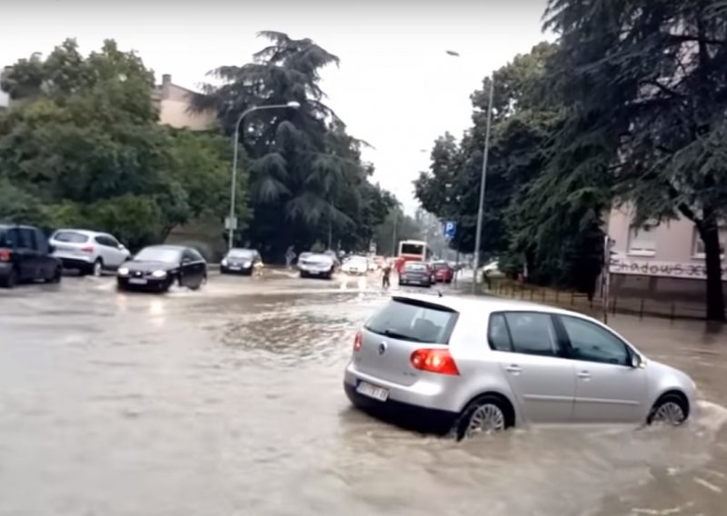 Beograd pod vodom; Bujica nosila automobile, isključena struja na tramvajskoj mreži, voda ulazila u autobuse