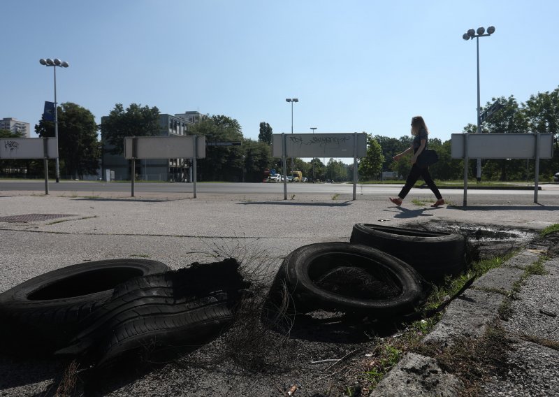 [FOTO] U Novom Zagrebu gorjele gume i ostavljene prijeteće poruke Zdravku Mamiću