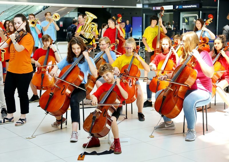 Flash mobom u Zračnoj luci Franjo Tuđman obilježen Svjetski dan glazbe
