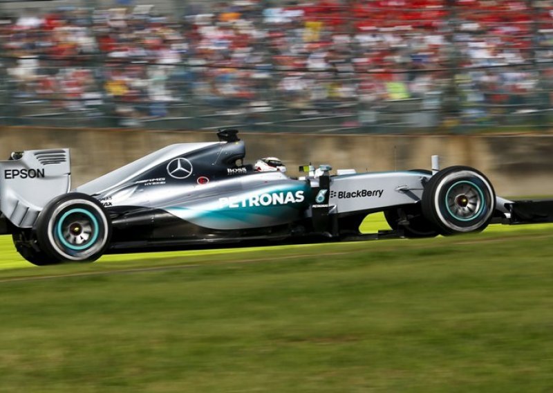 Mercedesu za 'zelenim stolom' pripao naslov prvaka