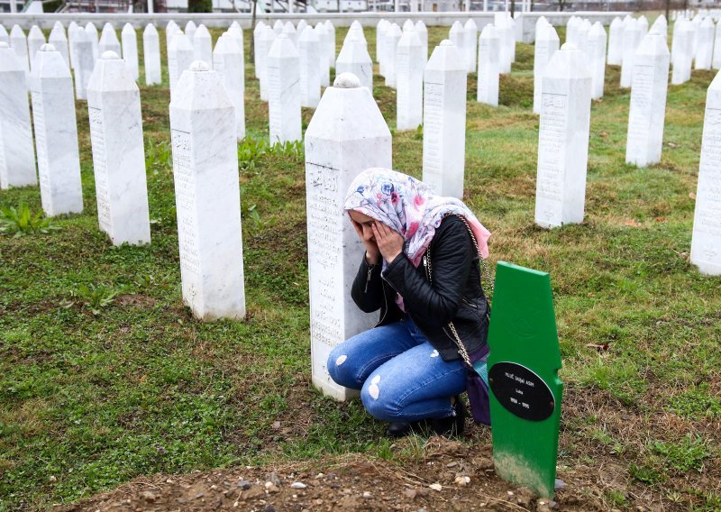 Rat spomen-pločama u Srebrenici uoči komemoracije genocida