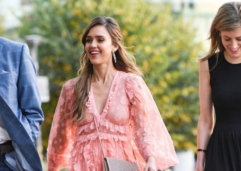 Jessica Alba izgleda sjajno i u haljini koja ne laska figuri