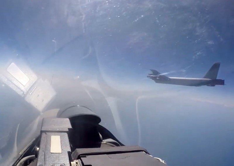[VIDEO] Pogledajte kako ruski lovac presreće zalutali američki bombarder iznad Krima