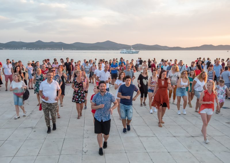 Zadrani plesom ispratili zalazak sunca na rivi