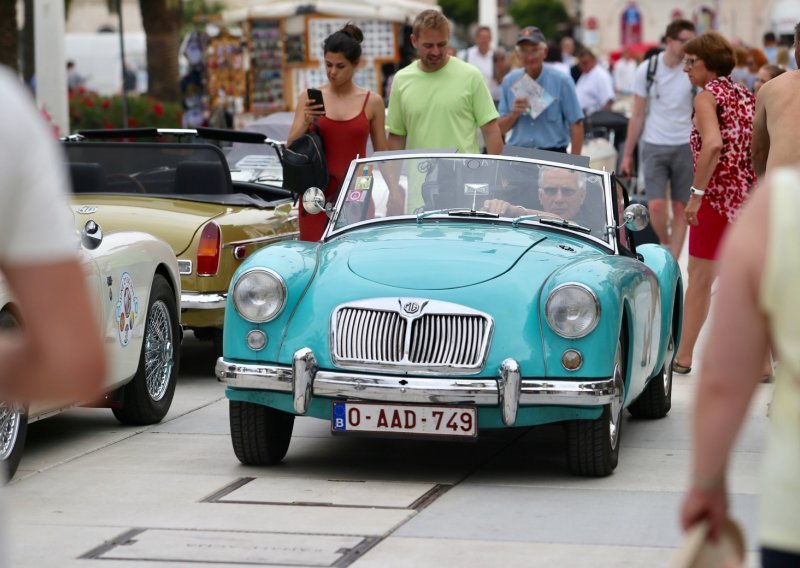 [FOTO] Pogledajte spektakularnu izložbu oldtimera na splitskoj Rivi