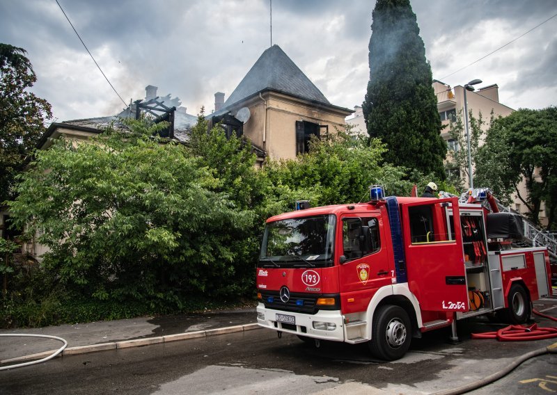 U Puli se zapalila vila, čule su se i detonacije